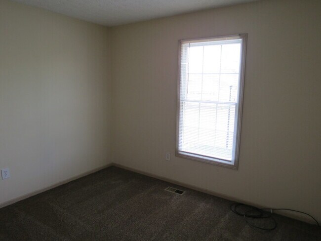 Building Photo - 857 Radbourne Dr