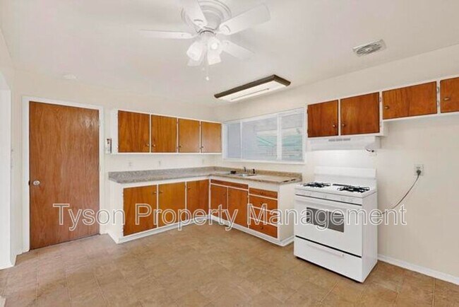 Building Photo - 3503 Montclaire Dr NE