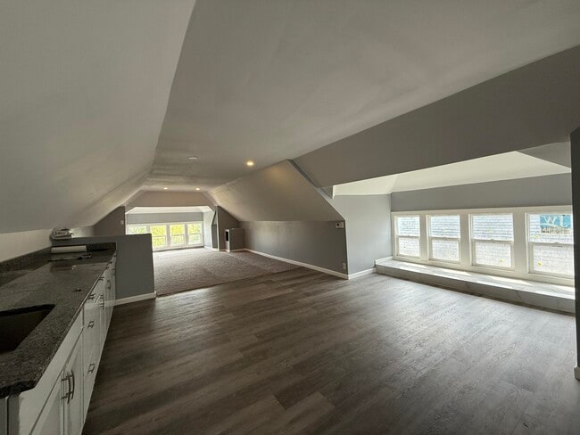 Building Photo - 1561 W Grand Blvd