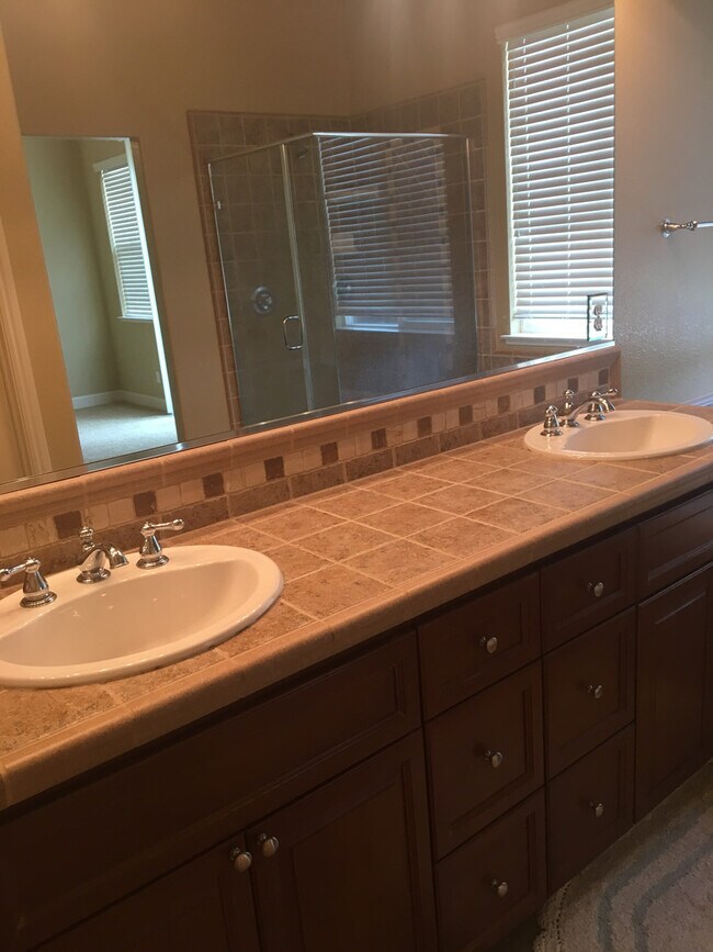 Building Photo - Gorgeous Folsom Home close to shopping,schools, and more!