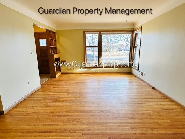 Building Photo - Spacious Richfield Side by Side, Renovated...