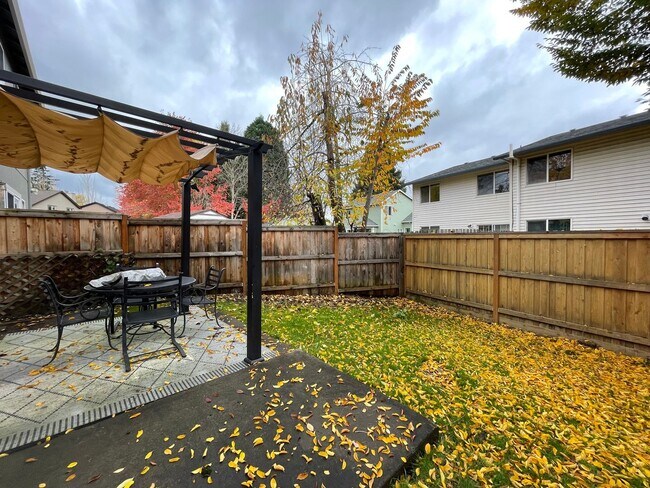 Building Photo - Charming 3 Bd, 2.5 Ba Pet-Friendly Home in Hillsboro ~ Washer & Dryer Included, Single-Car Garage...