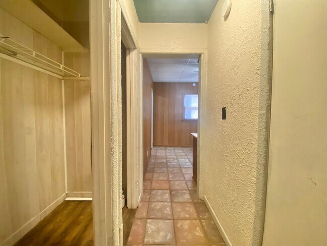 Building Photo - 2 bed 2 bath near Texas Tech University now available