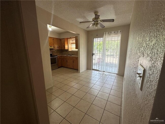 Building Photo - 1805 Cll De Amistad