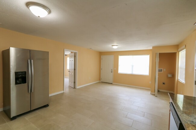 Building Photo - Like new 3bed/2bath home Tampa