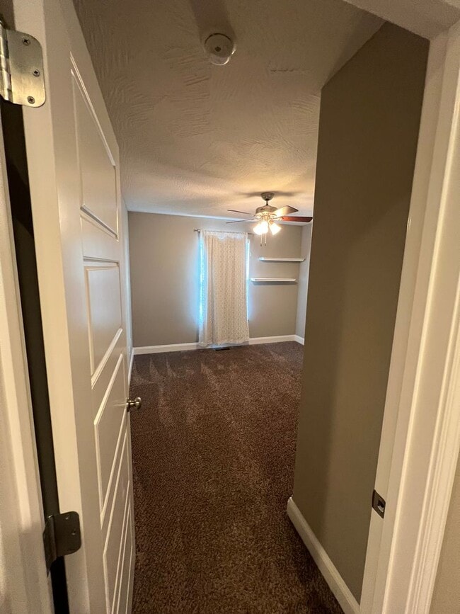 Building Photo - 4 Bedroom | 2 Bathroom | 3 Car Garage| Springfield MO | Fire Place | Covered patio!