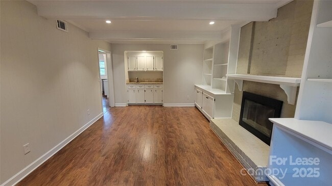Building Photo - 9424 Whitethorn Dr