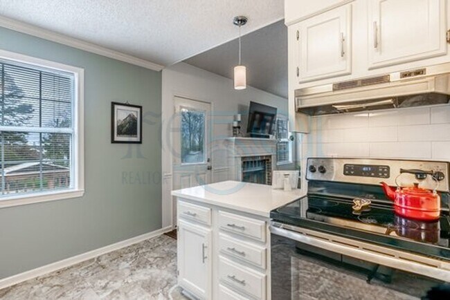 Building Photo - Available in Early August Attn: Pilots! 3BR 2BA Crashpad!