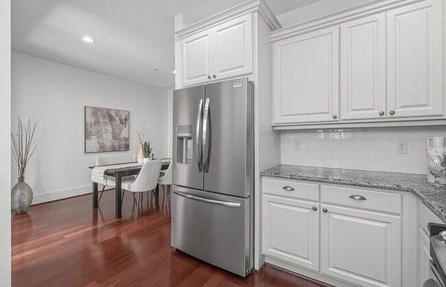 Building Photo - 619 SW Foresta Ter