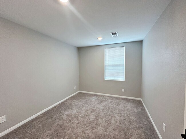 Building Photo - 4 BEDROOM + LOFT HOME IN GATED COMMUNITY