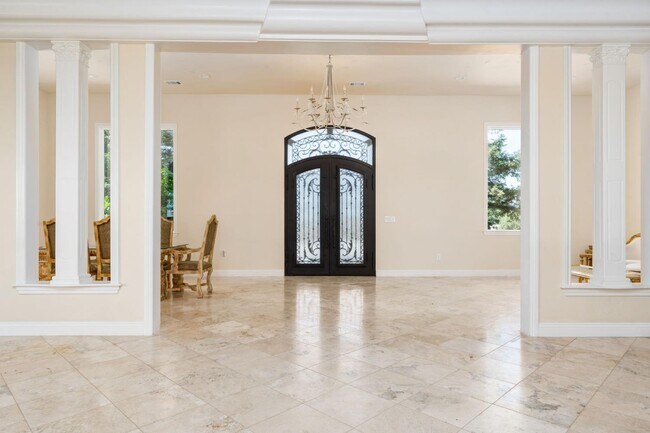 Building Photo - 14215 Killarney Dr