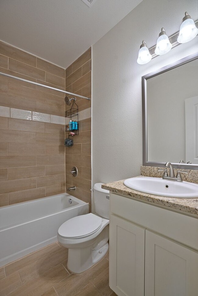 Building Photo - Stunning 3 bedroom, 3 bathroom home locate...