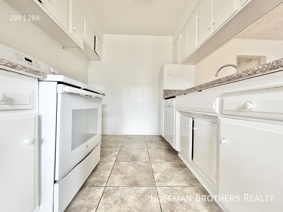 Building Photo - 10535 Lindley Ave