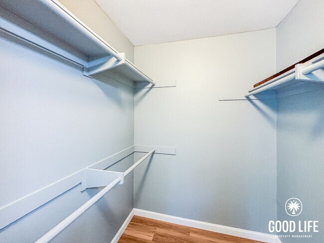 Building Photo - SD: Spacious 2BD/2BA Condo in Hillcrest with Private Balcony, Community Pool & Tennis Court