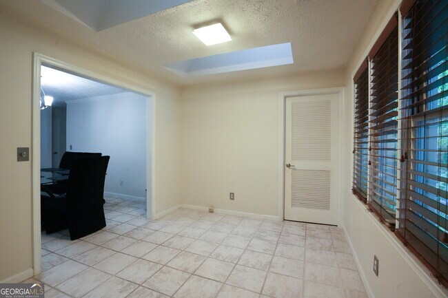 Building Photo - 3 Normandy Ct