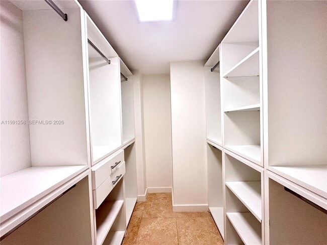 Building Photo - 3301 N Country Club Dr