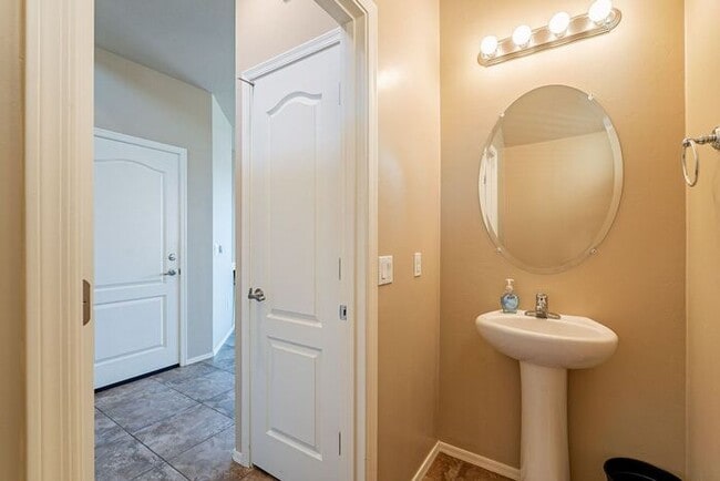 Building Photo - Spacious 3-Bed, 2.5-Bath Tucson Condo w/ G...