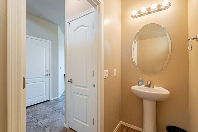 Building Photo - Spacious 3-Bed, 3-Bath Tucson Condo w/ Gar...