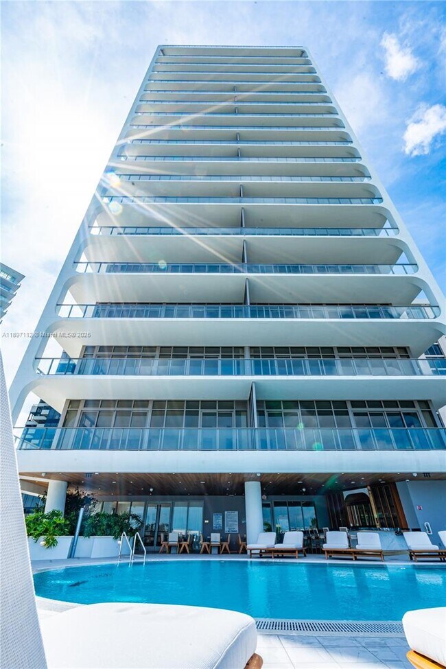 Building Photo - 2655 S Bayshore Dr