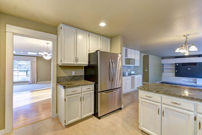 Building Photo - 5180 Highland Dr
