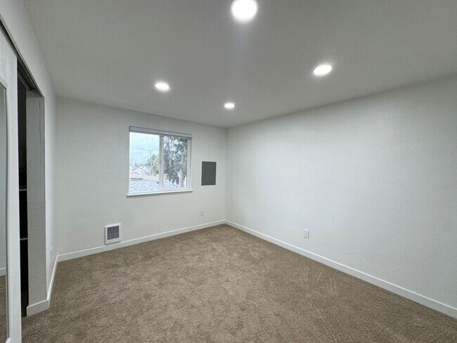 Building Photo - HUGE Three Bedroom with SPECIAL OFFER!!!