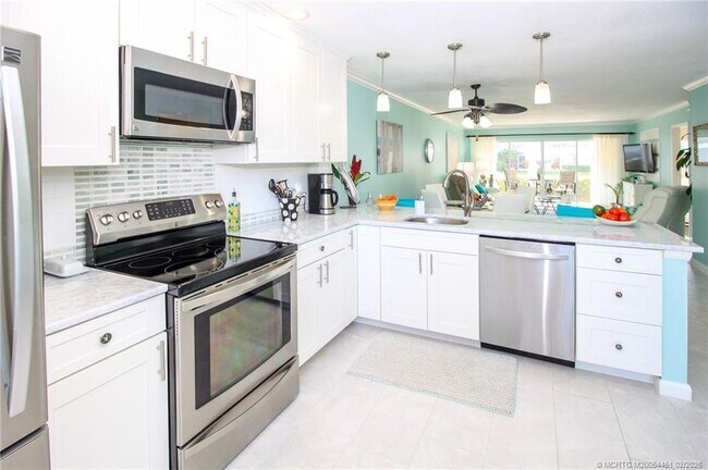 Building Photo - 1858 SW Palm City Rd