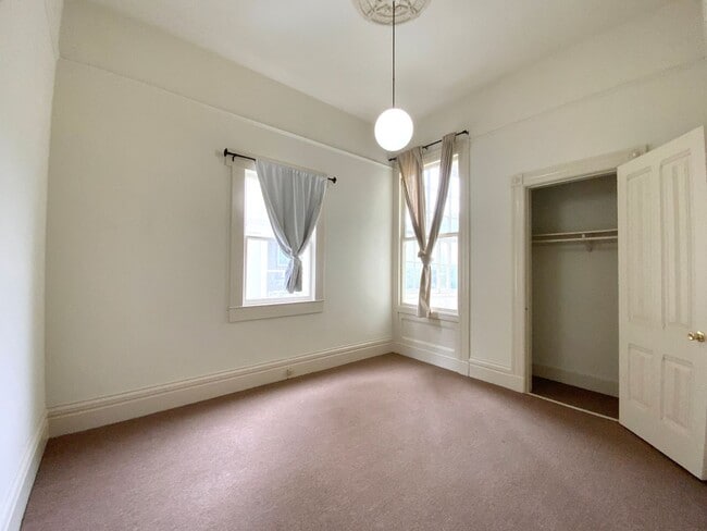 Building Photo - SPACIOUS 4BR! Laundry IN-UNIT! Great Locat...