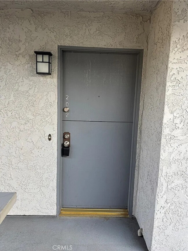 Building Photo - Coastal-Chic 1BR with In-Unit Laundry, Central A/C, and All Utilities Included — Steps to Hunting...