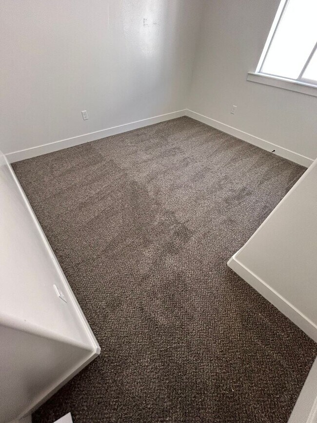 Building Photo - Freshly Updated Townhome with Walk-In Clos...