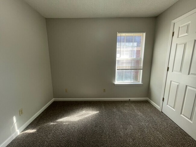 Building Photo - VILLAGES OF PLUM POINT, NEW FLOORS!