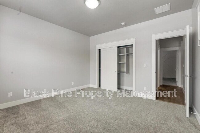 Building Photo - 3761 W Renhold Dr