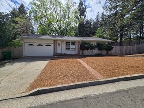 Building Photo - 3-bedroom, 2-bath home in Grass Valley