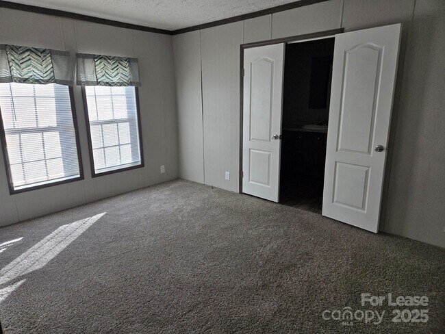 Building Photo - 105 Kimberly Cir