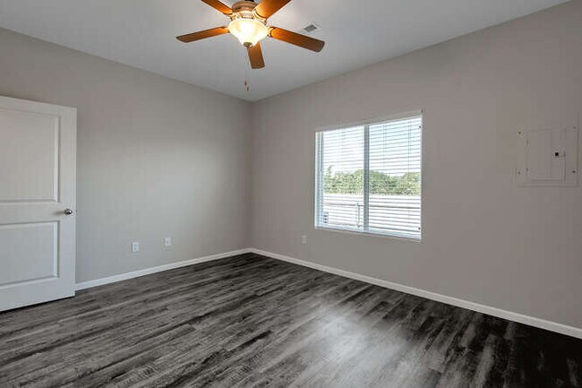 Building Photo - 1333 Azena St