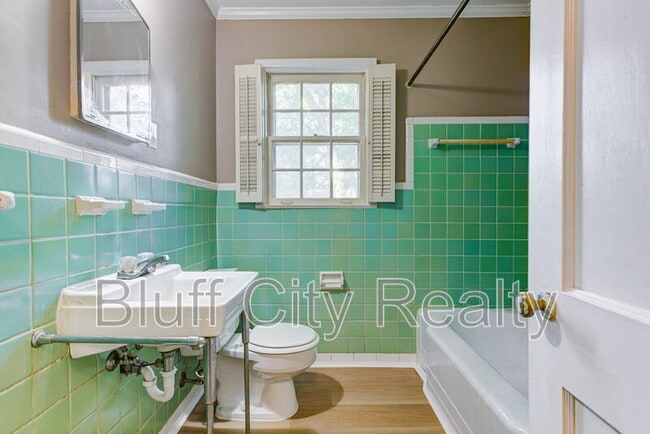 Building Photo - 1071 Robin Hood Ln