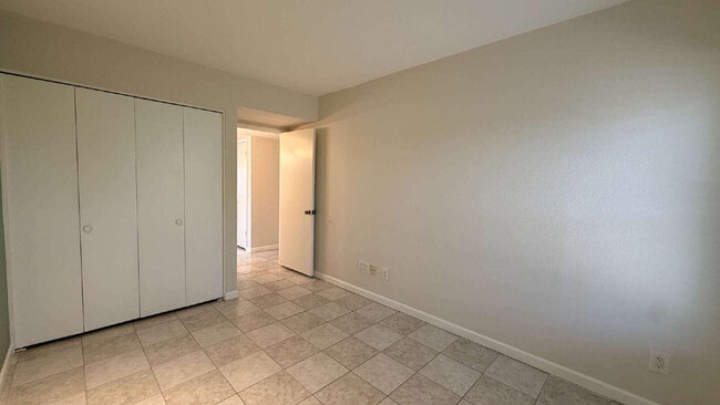 Building Photo - 3827 E Larkspur Dr