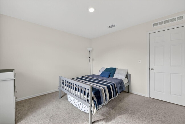 Building Photo - 644 SW Hoffenberg Ave