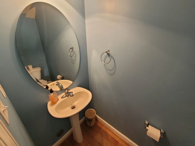 Building Photo - Gorgeous 3 bedroom, 2.5 bath townhome-styl...