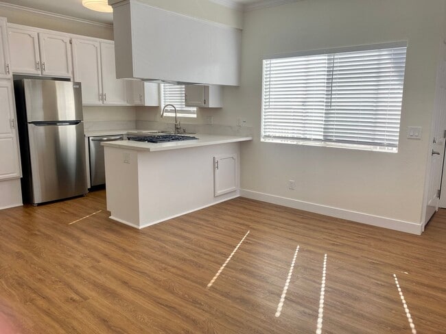 Building Photo - Upstairs 2BD Apartment Home! Great PB Location! Garage! AC!