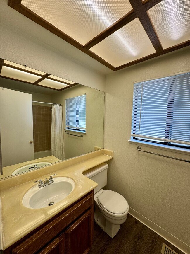 Building Photo - Spacious Home Located in the Desired Diabl...