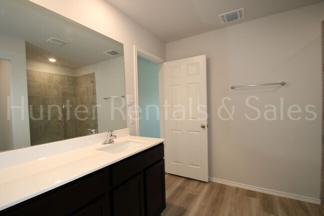 Building Photo - Spacious Open-Concept 3 Bedroom Home with Split Floor Plan