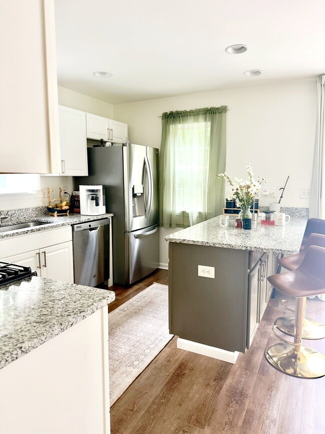 Building Photo - 694 Rock Lake Glen