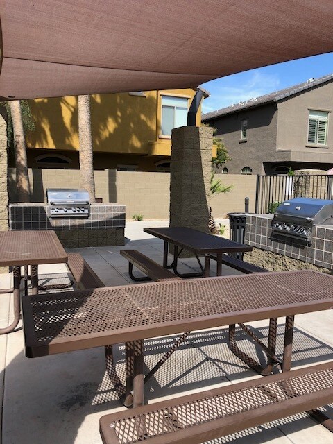 BBQ - 2150 W Alameda Rd