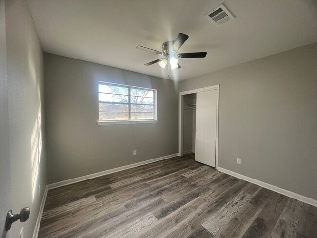 Building Photo - Updated in North Bossier.. Close to Barksdale Air Force Base..