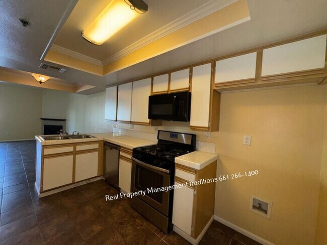 Building Photo - 2 plus 2 condo in lancaster