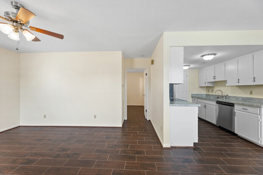 Building Photo - 717 Cedar Bayou Rd