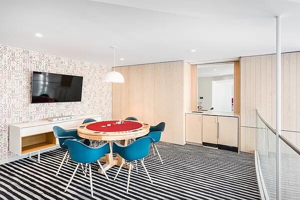 Building Photo - 320 W 71st St