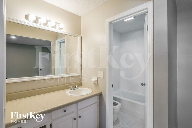 Building Photo - 104 Heron Ct