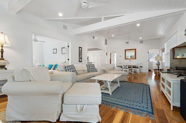 Building Photo - 461 Jupiter Ln