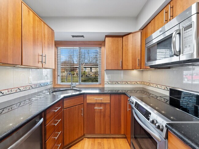 Building Photo - Stylish & Spacious Townhome in Prime Location!